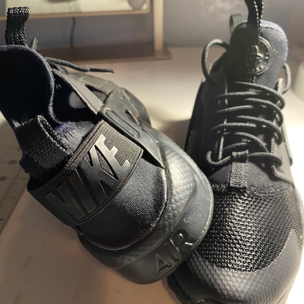 Black Nike Huarache * NEW